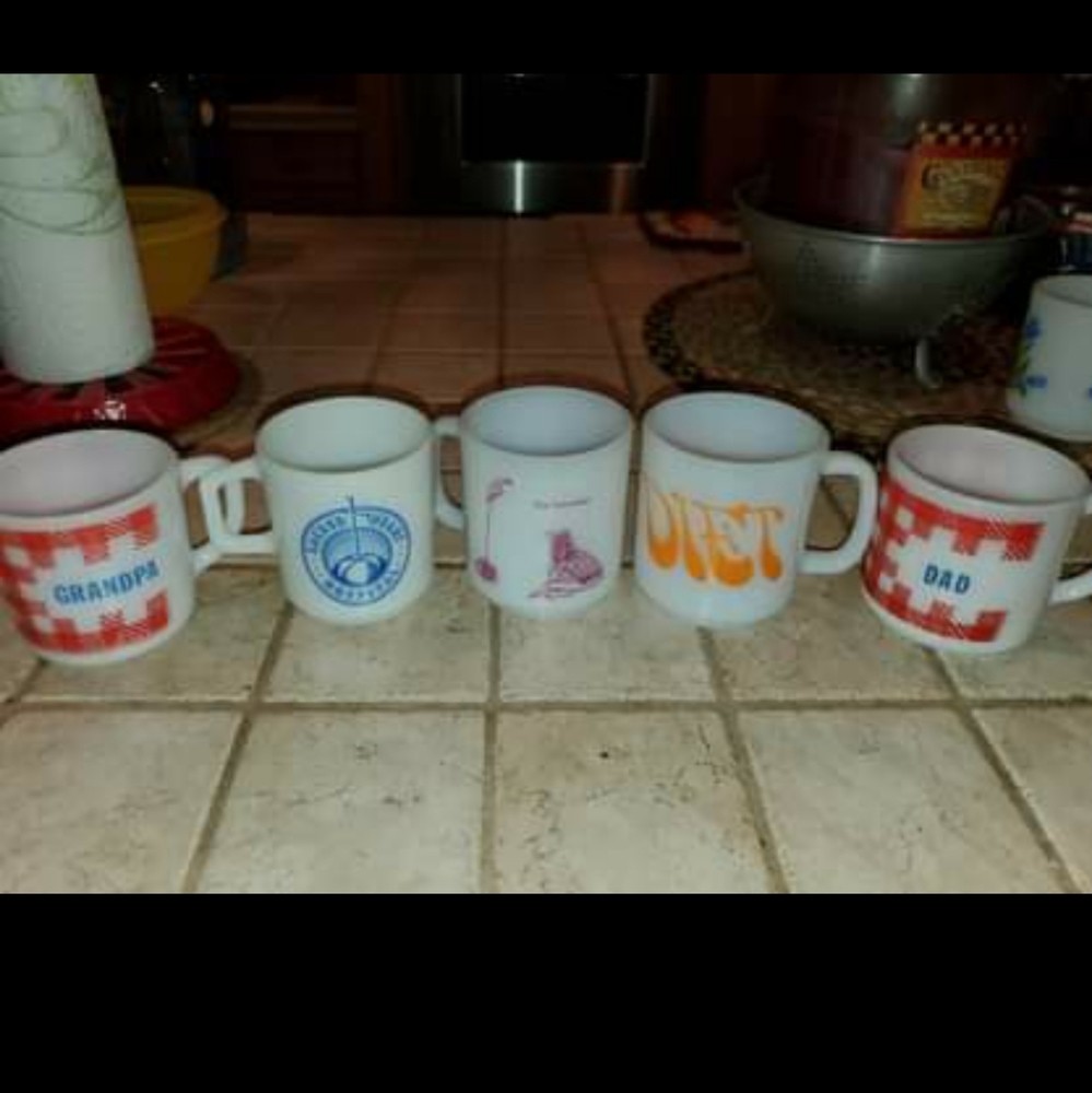 Vintage set of milkglass mugs